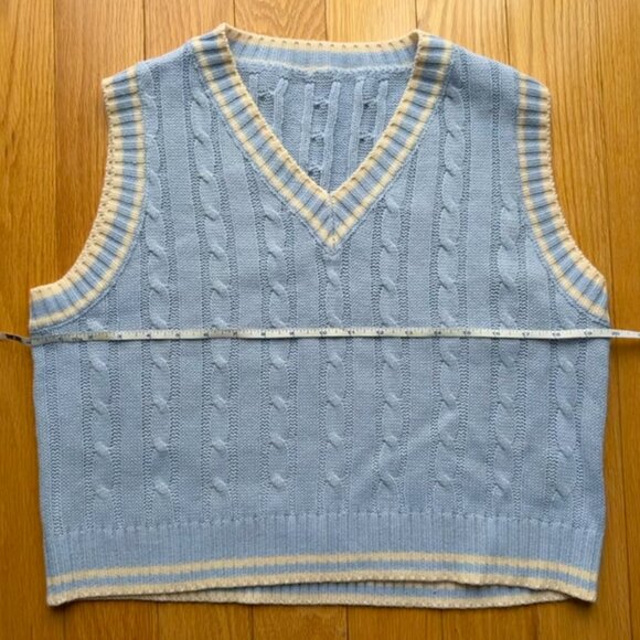 Women's Cropped Cable Knit Vest - Picture 2 of 3